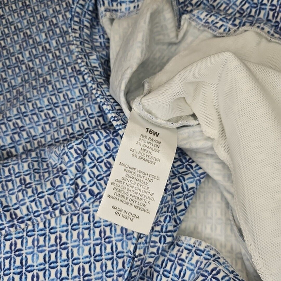 Yarn & Sea Blue White Geometric Patterned Capris Plus Size 16W - Picture 9 of 10